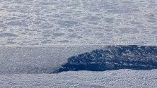 Снимка на НАСА на променящата се ледена покривка през лятото, заснета северно от Гренландия. След летния сезон арктическите ледове са достигнали до своя минимум през тази година. Всяка година те изтъняват през лятото и нарастват през зимата.