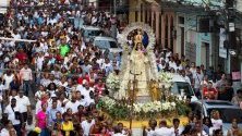 Доминиканци участват в процесия в чест на Девата на милосърдието (Virgen de las Mercedes) в Санто Доминго. Девата е покровител на републиката от независимостта й от Хаити през 1844 г.