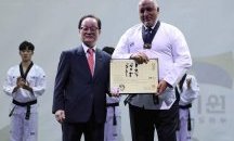 Удостоиха Бойко Борисов с почетния девети дан по таекуондо