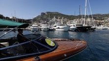 Яхти в пристанището на Монако по време на Monaco Yacht Show 2019. Изложението е едно от най-големите в Европа.