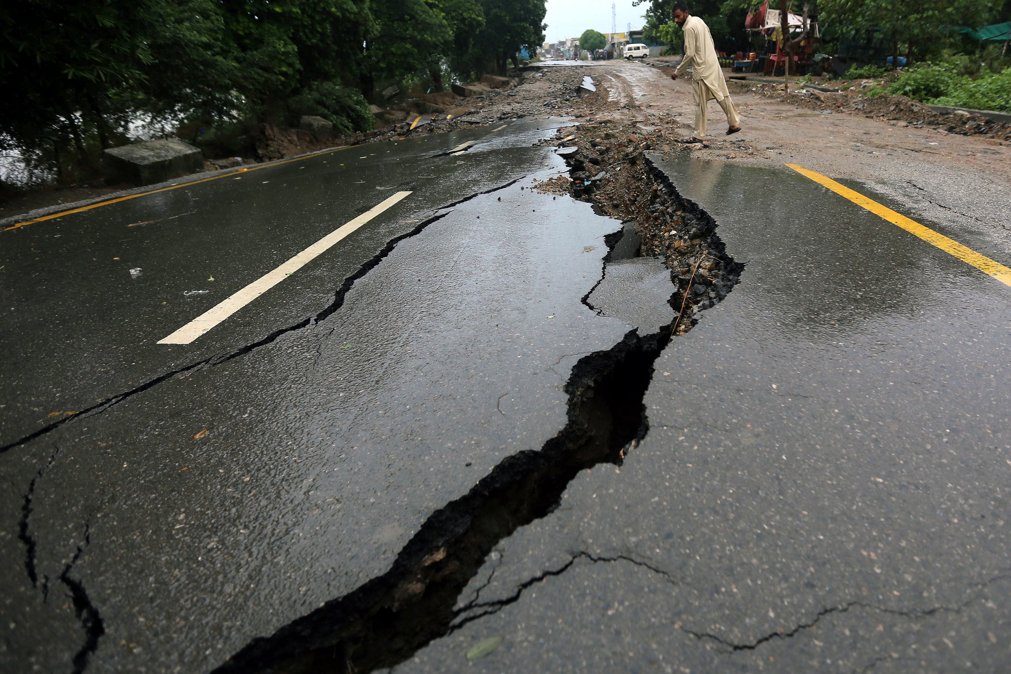 Damaged roads. Землетрясение дорога. Землетрясение дороги.