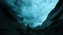 Турист разглежда ледника Aletsch във Вале, Швейцария - един от най-големите в Европа и първият обект, защитен от ЮНЕСКО, в Алпите. Простира се на над 23 км.