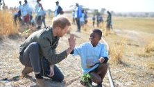 Принц Хари с местно дете в резерват в Ботсвана. 