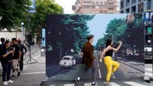 Хора позират пред реплика на историческата корица от албума "Abbey Road" на Beatles по време на честване на 50-тата годишнина от пускането на албума в Холивуд.