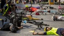 Протестиращи от организацията "Extinction Rebellion" лежат по земята по време на демонстрация в защита на климата в Бризбейн, Австралия.