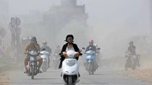 Мотористи в Ханой, Виетнам. Градът е сред десетте водещи градове в света по замърсеност на въздуха.