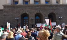 Протест на родители блокира центъра на София
