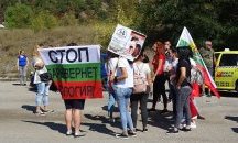 Родители от Благоевград отново на протест срещу промените в социалната политика