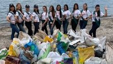 Участнички в надпреварата Мис Земя събират боклуци по крайбрежието на остров Свобода във Филипините.