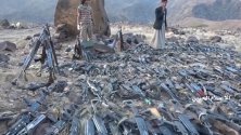 Появили се кадри на бунтовници-хути в Йемен как събират оръжия преди офанзивата им през август. По неофициални данни хутите са убили 200 проправителствени войници и са взели хиляди за заложници.
