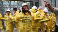 Активисти на &quot;Грийнпийс&quot; демонстрират срещу бразилския президент Жаир Болсонаро пред офисите на Haus der Deutschen Wirtschaft в Берлин. Активистите обвиняват германското правителство във финансово сътрудничество с Болсонаро.
