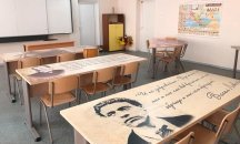 Ученици учат на чинове с ликове на велики българи