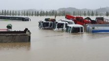 Камиони са заляти от наводнение след тайфуна Митаг в Южна Корея.