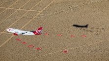 Virgin Orbit лети във формация с изтребители Red Arrows Hawk над Лонг Бийч, Калифорния.