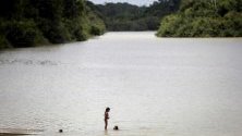 Деца от племето Xikrin плуват в река Бакажа в резервата Триншейра до Бакажа, Бразилия. Поколения от племето се борят с обезлесяването на региона.