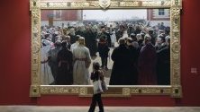 Посетител разглежда картината на Иля Репин "Прием волостных старшин императором Александром III во дворе Петровского дворца в Москве", част от ретроспективна изложба за 175-годишнината му в държавния музей в Санкт Петербург.