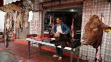Продавач на месо на пазар в Бизерта, Тунис.