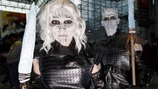 Участници, маскирани на бели бродници от "Игра на тронове", по време на  New York Comic Con.