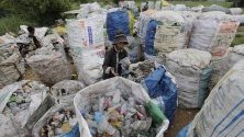 Камбоджанец събира пластмасови предмети край сметище в Пном Пен. Градът употребява близо 10 милиона найлонови торбички на ден.
