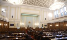 Търговци на горива и превозвачи с мълчаливо бдение пред парламента