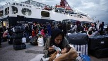 Гърция прехвърли 570 мигранти от остров Лесбос в Солун, заради пренаселеност на бежанския лагер на острова.