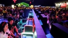 Посетители играят на видеоигри по време на фестивала &quot;Rock in Rio&quot; в Рио де Жанейро.