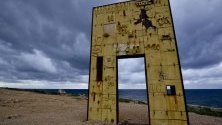 "Вратата на Европа" (Porta d`Europa) на италианеца Мимо Паладино - монумент, посветен на мигрантите и разположен на остров Лампедуза, Сицилия.