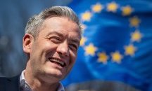 Полски евродепутат спаси мъж и детето му от горяща кола