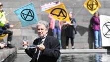 Член на &quot;Extinction Rebellion&quot; участва в протест, наречен &quot;Тайната вечеря&quot; във вода пред Националната галерия в Мелбърн, Австралия. Движението провежда едноседмични протести в защита на климата.