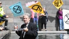 Член на "Extinction Rebellion" участва в протест, наречен "Тайната вечеря" във вода пред Националната галерия в Мелбърн, Австралия. Движението провежда едноседмични протести в защита на климата.