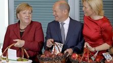 Германският канцлер Ангела Меркел, финансовият министър Олаф Шолц и земеделският Юлия Кльокнер представят ябълкова продукция по време на годишната &quot;ябълкова&quot; среща на кабинета.
