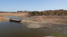 Екстремално ниски нива на водата в язовира Виджиа, Португалия - едва 10% от капацитета му е запълнен. Страната страда от суша след дълъг период без дъждове.