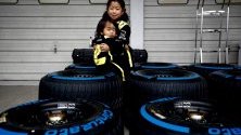Малки фенове на Формула 1 играят в гумите на писта Сузука преди Гран При на Япония.