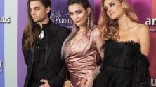 Парис Джаксън с придружители позира на червения килим на гала вечер на amfAR - неправителствена организация за превенция на СПИН.