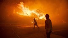 Пожарникари се борят с пламъците в Силмар, Калифорния. 