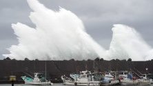 Вълни, предизвикани от тайфуна Хагибис, заливат пристанище в Кихо, Япония.