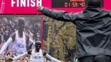 Световният рекордьор в маратона Елиуд Кипчоге пренаписа историята в бягането със слизане под митичната граница от 42 км под 2 часа.