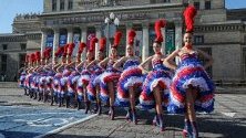 Кан-кан танцьорки от "Мулен Руж" в Париж позират пред Двореца на културата във Варшава. Танцьорките са на гастрол в полската столица.