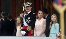 Испански парашутист се блъсна в улична лампа, вместно да кацне пред краля