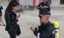 Екипна работа: Пожарна и полиция помагат за предложение за брак