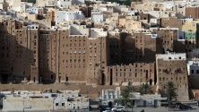 Кадри на &quot;небостъргачи&quot; от тухли от кал в древния крепостен град Шибам, Йемен. ЮНЕСКО определи града под заплаха заради потенциалната опасност от конфликта в страната. Шибам е най-старият метрополис в света, в който е използвано вертикално строителство.
