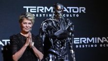 Актрисата Линда Хамилтън (звезда от първия &quot;Терминатор&quot;) позира до робот Терминатор на червения килим по време на приемиерата на филма &quot;Terminator: Dark Fate&quot; в Мексико.