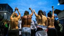 Стотици жени участват в протест в Ла Плата, Аржентина, по повод 34-тата Национална среща на жените.