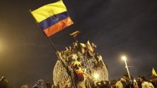 Протестиращи в Кито, Еквадор, празнуват споразумението с правителството, с което се слага край на безредиците.