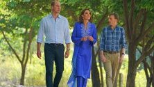 Херцогинята Катрин облече традиционна синя курта - дълга туника, която жените в Пакистан носят, съчетана с шал в същия цвят, в началото на посещението си в страната.
