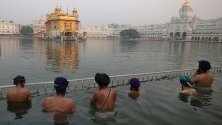 Сикхи са се потопили в свещено езеро край Златния храм - най-свещеното място за сикхите, по повод 485-тата годишнина от рождението на четвъртия гуру на сикхите Шри Гуру Рам Дас Джи в Амритсар, Индия.