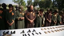 Афганистанските служби за сигурност показват арестувана група бунтовници, обвинени в планиране на атентати, Джалалабад.