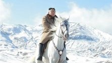 Севернокорейският лидер Ким Чен Ун изкачи най-високия връх на Корейския полуостров - планината Пектусан, смятана от севернокорейците за свещена.