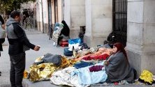 Бежанци спят пред централата на социалните служби в Мадрид, Испания, поради липса на достатъчно легла вътре. 