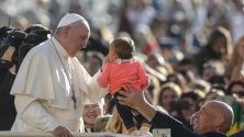 Папа Франциск с дете по време на седмичната си генерална аудиенция на площад &quot;Свети Петър&quot;  във Ватикана.